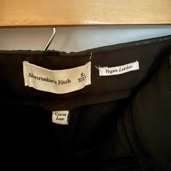 Abercrombie And Fitch Curve Love Vegan Leather 90s Straight Pant - Picture 2 of 3